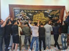 Tranh Thuận Buồm Xuôi Gió Kích Thước 330 x180  Đồng Vàng Nền Đen Dát  - Khung Sồi Đục Hoa Văn