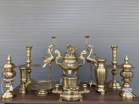 Bộ Ngũ Sự Bằng Đồng Cát Tút Song Long Chầu Nguyệt Cao 60 Cm +lọ hoa 38 +ống hương 29 + Mâm bồng 35 +Bát Hương + Ba Đài 10 + Ngai chén+ Đôi đèn 43