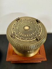 Trống Đồng Đông Sơn Đường Kính 25Cm + Đế Gỗ Hương - Chất Liệu Đồng Vàng