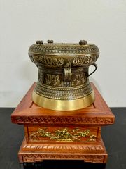 Trống Đồng Đông Sơn Đường Kính 25Cm + Đế Gỗ Hương - Chất Liệu Đồng Vàng