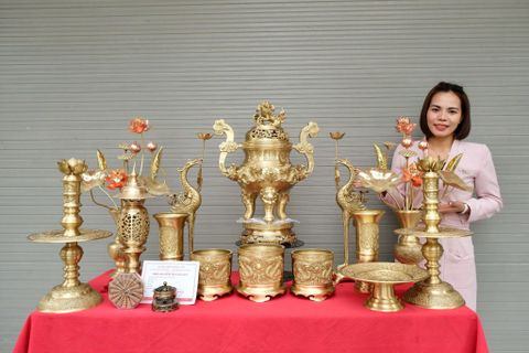 Bộ Ngũ Sự Bằng Đồng Vàng Song Long Chầu Nguyệt Cao 60 Cm+ Bình Sen Đồng + Đôi Đèn + Bát Hương+ Ống Hương + Mâm Bồng