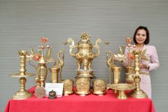 Bộ Ngũ Sự Bằng Đồng Vàng Song Long Chầu Nguyệt Cao 60 Cm+ Bình Sen Đồng + Đôi Đèn + Bát Hương+ Ống Hương + Mâm Bồng