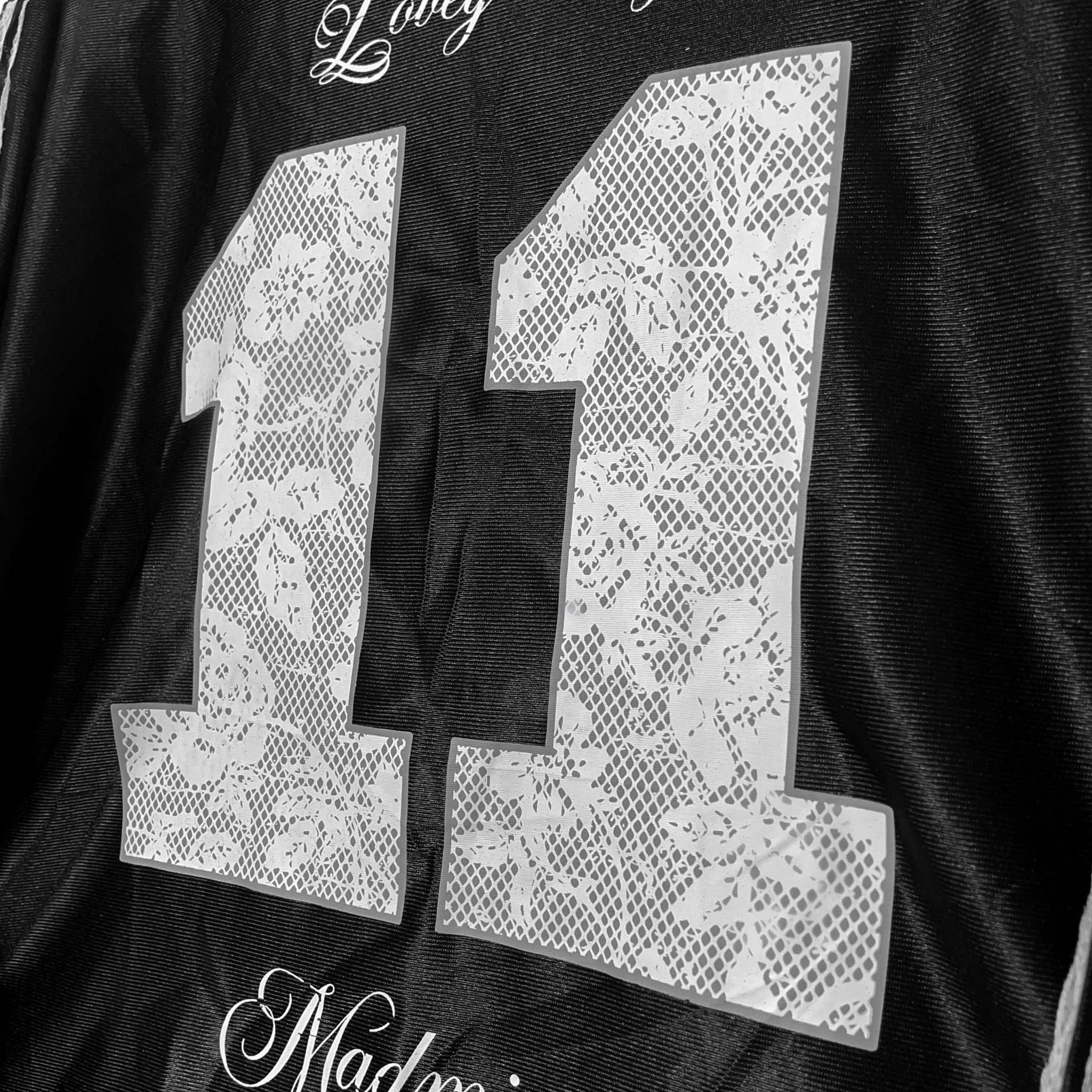  Áo Thun Nữ Lệch Vai Tay Dài Họa Tiết Phối 2 Sọc Ren Fancy Sweater MADMIND - Màu Đen 