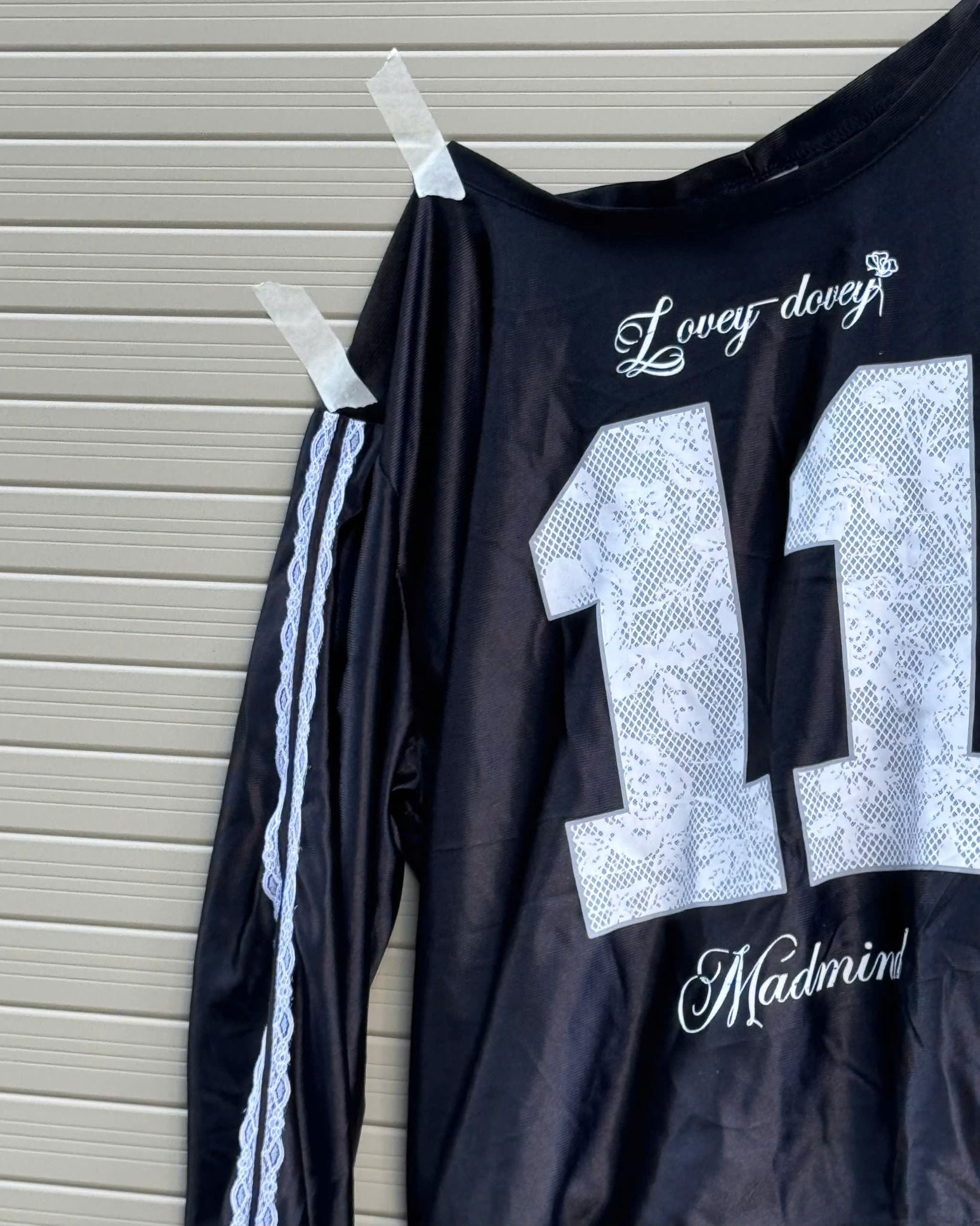  Áo Thun Nữ Lệch Vai Tay Dài Họa Tiết Phối 2 Sọc Ren Fancy Sweater MADMIND - Màu Đen 