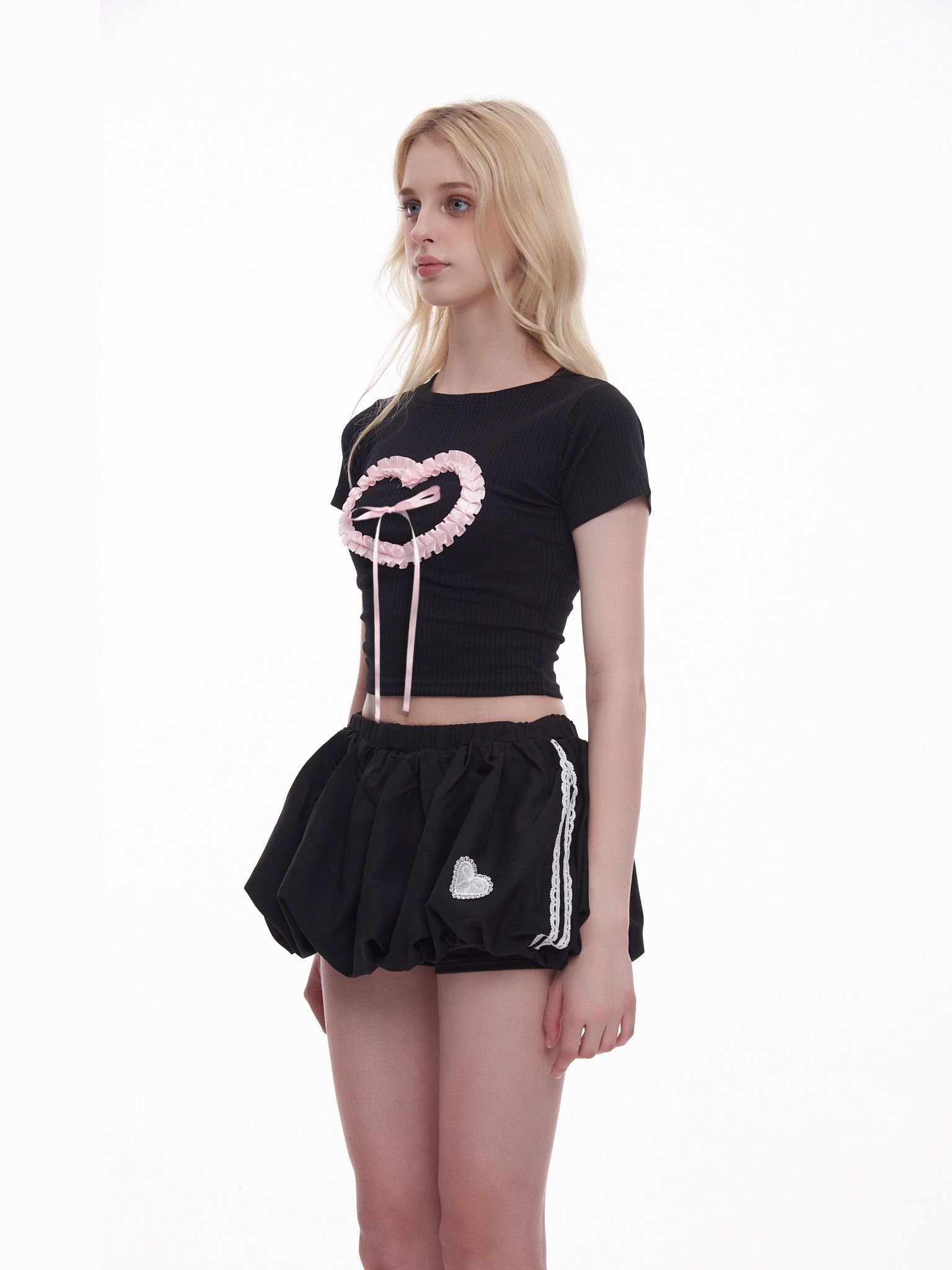  Áo Thun Nữ Form Body Họa Tiết Nơ Ruy Băng Hearty Top MADMIND - Màu Đen 