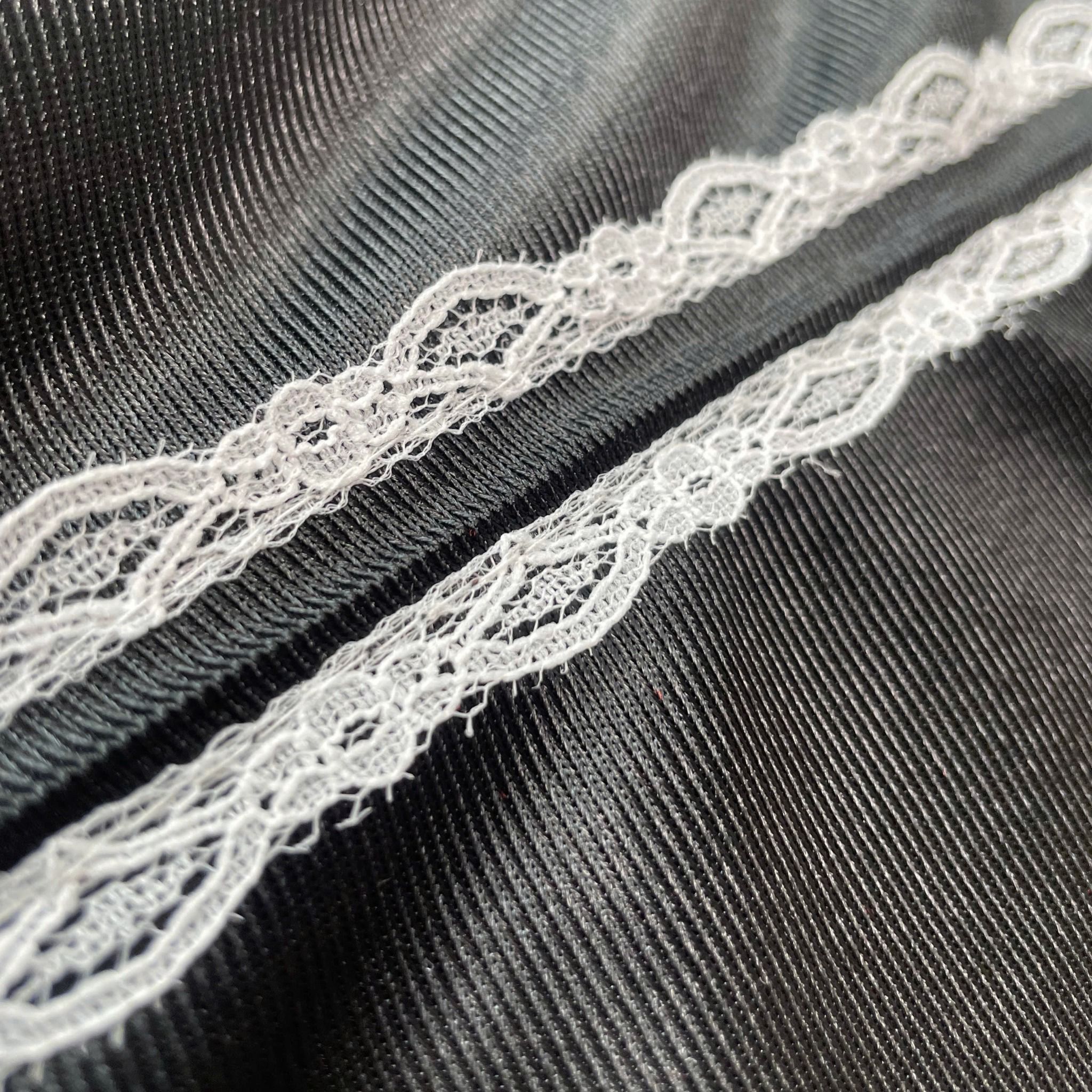  Áo Thun Nữ Lệch Vai Tay Dài Họa Tiết Phối 2 Sọc Ren Fancy Sweater MADMIND - Màu Đen 