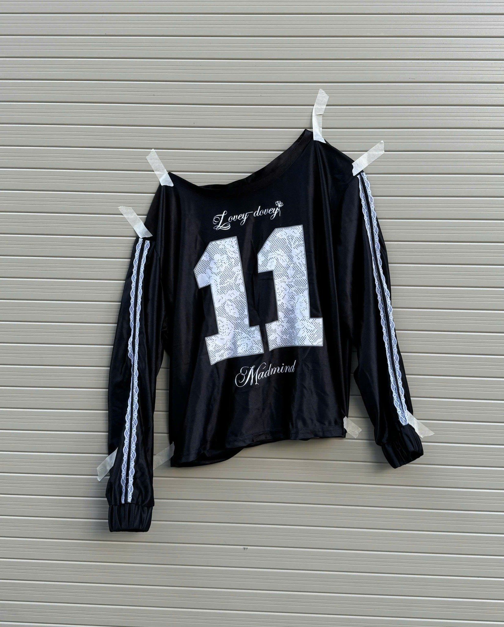  Áo Thun Nữ Lệch Vai Tay Dài Họa Tiết Phối 2 Sọc Ren Fancy Sweater MADMIND - Màu Đen 