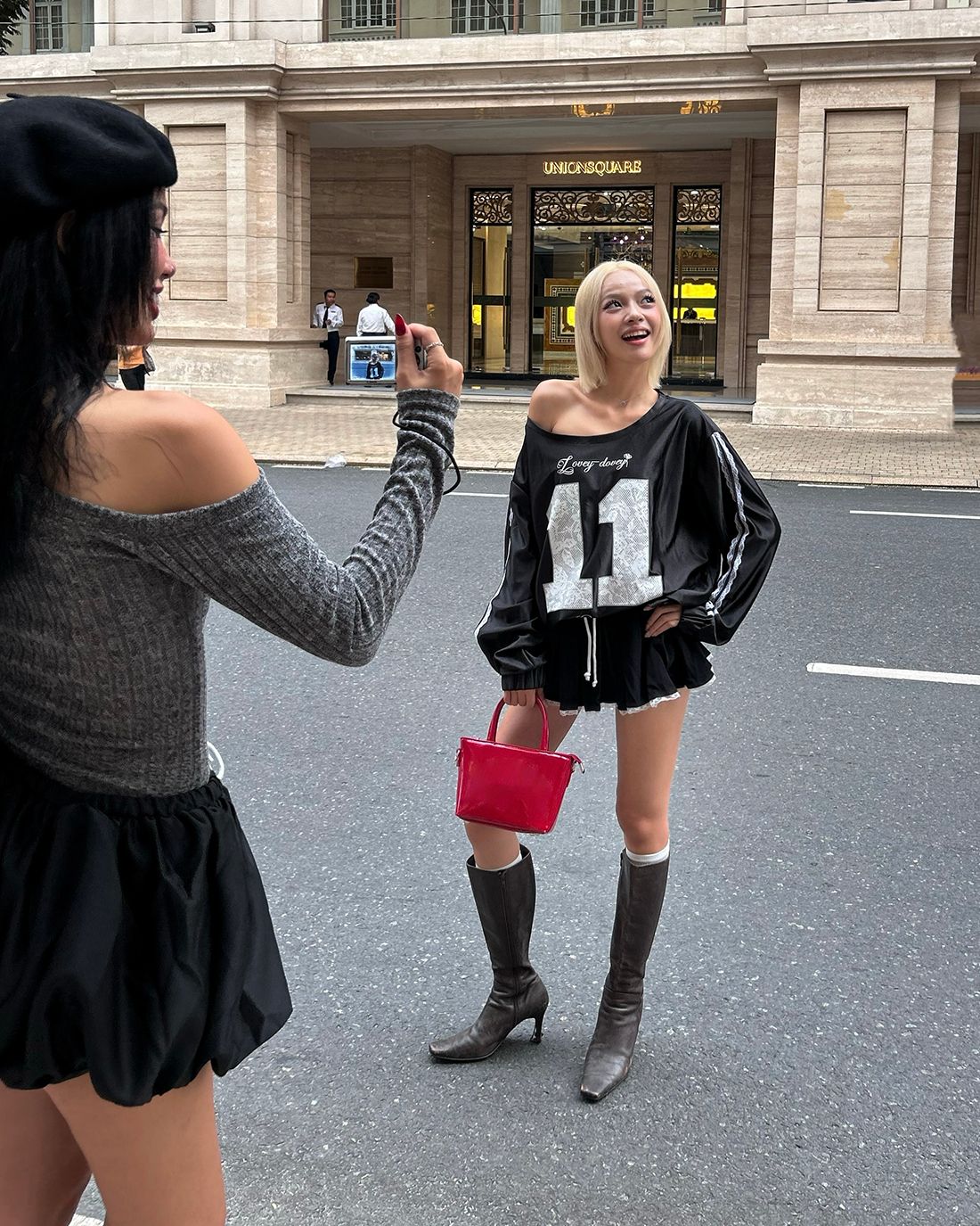  Áo Thun Nữ Lệch Vai Tay Dài Họa Tiết Phối 2 Sọc Ren Fancy Sweater MADMIND - Màu Đen 