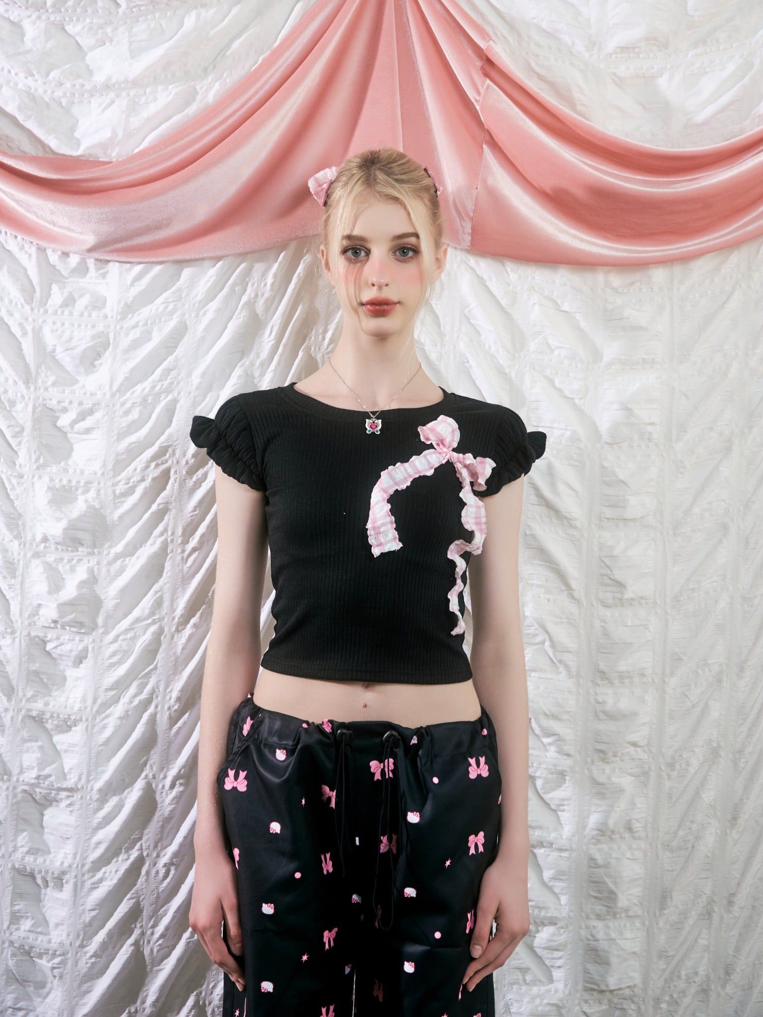  Áo Thun Nữ Form Ôm Body Tay Bèo Họa Tiết Gắn Nơ Cloudy Top MADMIND - Màu Đen 