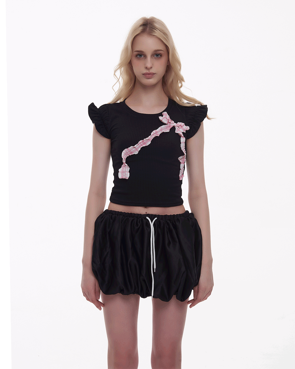  Áo Thun Nữ Form Ôm Body Tay Bèo Họa Tiết Gắn Nơ Cloudy Top MADMIND - Màu Đen 