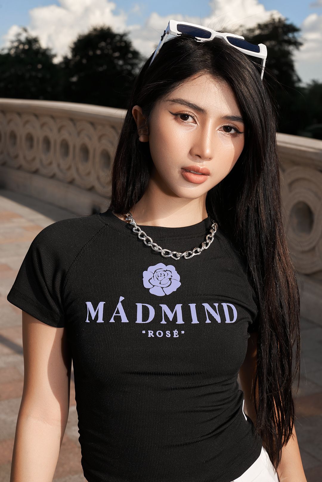 Áo Thun Ôm Body In Nổi Hoa Rosé Madmind - Màu Đen 