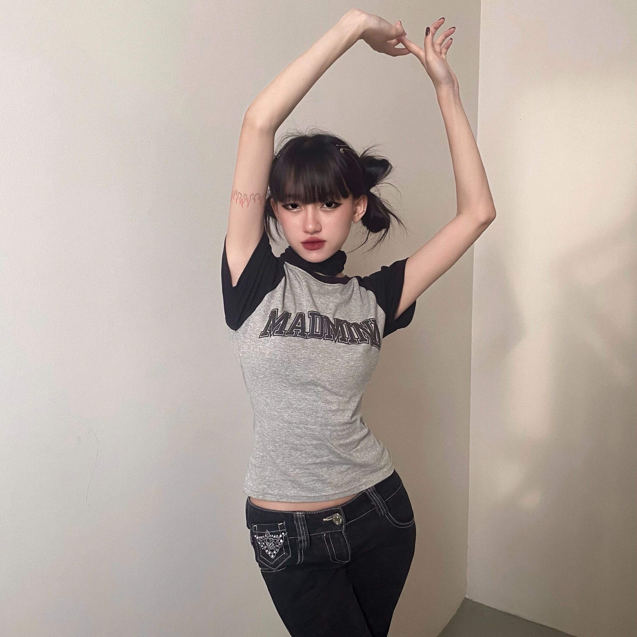  Áo Thun Nữ Cotton Raglan Logo Madmind Form Ôm Body Màu Xám Phối Tay Đen 