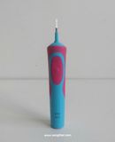  Bàn chải đánh răng điện màu xanh đỏ cánh sen Braun dạng sạc. 