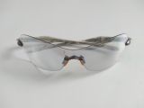  Kính râm dáng thể thao Oakley (Made in USA). Gọng nhẹ, cân đối, đeo ôm chắc chắn. 