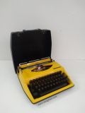  Máy đánh chữ màu vàng thập niên 60 Tippa của Hà Lan (Made in Holland). 