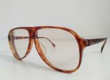  Gọng kính cổ điển màu mai rùa đồi mồi hàng chục năm tuổi. 