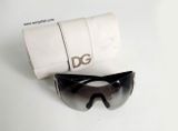  Kính râm Dolce n Gabbana màu đen chuẩn xịn. Kính có hộp đi kèm. 