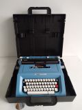  Máy đánh chữ màu xanh dương Oliverti Studio 46 sản xuất tại Tây Ban Nha (Made in Spain) khoảng 50 năm tuổi. 