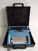  Máy đánh chữ màu xanh dương Oliverti Studio 46 sản xuất tại Tây Ban Nha (Made in Spain) khoảng 50 năm tuổi. 