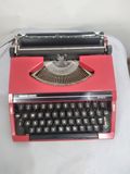  Máy đánh chữ màu đỏ 