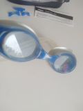  Kính bơi người lớn View (made in japan). Kính đẹp, tròng đẹp có vài xước lông mèo không đáng kể. 