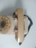  Điện thoại màu kem quay số cổ điển ITT của Mỹ thập niên 70. 