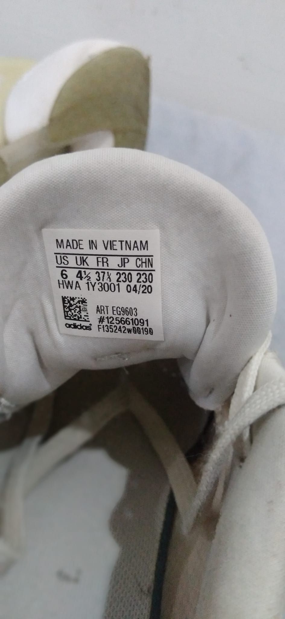  COMbo Giày thể thao Adidas và bình giữ nhiệt lock n lock.. 