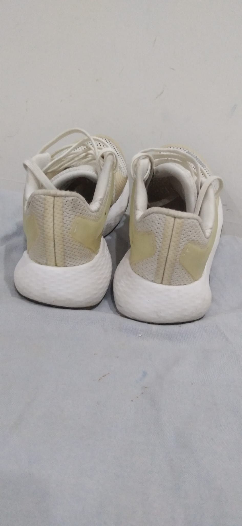 COMbo Giày thể thao Adidas và bình giữ nhiệt lock n lock.. 