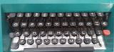  Máy đánh chữ màu xanh Olivetti Studio 45 (Sản xuất Tây Ban Nha) thập niên 60. Màu đẹp siêu hiếm. giá trị sưu tập cao. 