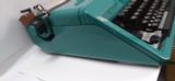 Máy đánh chữ màu xanh Olivetti Studio 45 (Sản xuất Tây Ban Nha) thập niên 60. Màu đẹp siêu hiếm. giá trị sưu tập cao. 