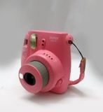  Máy ảnh dạng lấy ngay màu hồng Instax của Fujifilm. 