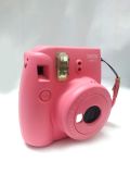  Máy ảnh dạng lấy ngay màu hồng Instax của Fujifilm. 