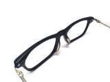  Gọng kính màu đen kiểu cổ điển không rõ thương hiệu. 