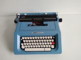  Máy đánh chữ màu xanh dương Oliverti Studio 46 sản xuất tại Tây Ban Nha (Made in Spain) khoảng 50 năm tuổi. 