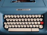  Máy đánh chữ màu xanh dương Oliverti Studio 46 sản xuất tại Tây Ban Nha (Made in Spain) khoảng 50 năm tuổi. 