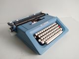  Máy đánh chữ màu xanh dương Oliverti Studio 46 sản xuất tại Tây Ban Nha (Made in Spain) khoảng 50 năm tuổi. 