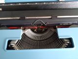  Máy đánh chữ màu xanh dương Oliverti Studio 46 sản xuất tại Tây Ban Nha (Made in Spain) khoảng 50 năm tuổi. 