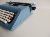  Máy đánh chữ màu xanh dương Oliverti Studio 46 sản xuất tại Tây Ban Nha (Made in Spain) khoảng 50 năm tuổi. 