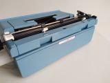  Máy đánh chữ màu xanh dương Oliverti Studio 46 sản xuất tại Tây Ban Nha (Made in Spain) khoảng 50 năm tuổi. 