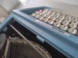  Máy đánh chữ màu xanh dương Oliverti Studio 46 sản xuất tại Tây Ban Nha (Made in Spain) khoảng 50 năm tuổi. 