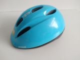  Mũ bảo hiểm màu xanh BTWIN đến từ thương hiệu Decathlon Pháp 