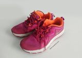  Giày thể thao màu hồng tim Nike size 36 tương đương 23cm chuẩn xịn. 