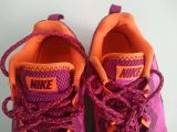  Giày thể thao màu hồng tim Nike size 36 tương đương 23cm chuẩn xịn. 