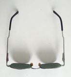  Kính râm cổ điển màu bạch kim Vogue hàng chục năm tuổi. 