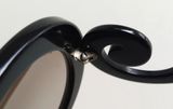  Kính râm nữ cổ điển màu đen PRADA. Kính đầm chắc đeo ôm chắc chắn. 