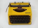  Máy đánh chữ màu vàng thập niên 60 Tippa của Hà Lan (Made in Holland). 