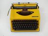  Máy đánh chữ màu vàng thập niên 60 Tippa của Hà Lan (Made in Holland). 