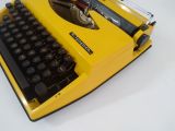  Máy đánh chữ màu vàng thập niên 60 Tippa của Hà Lan (Made in Holland). 