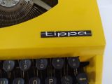 Máy đánh chữ màu vàng thập niên 60 Tippa của Hà Lan (Made in Holland). 