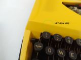  Máy đánh chữ màu vàng thập niên 60 Tippa của Hà Lan (Made in Holland). 